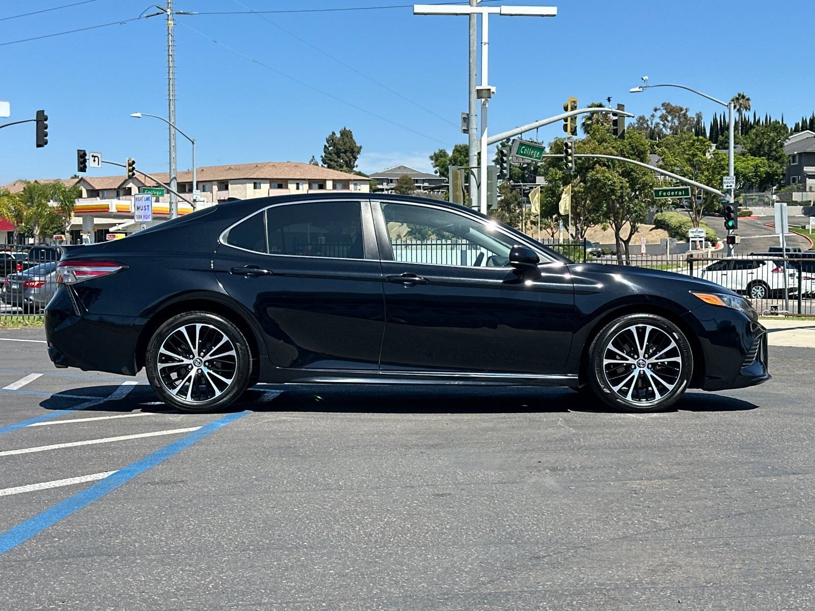 Used 2019 Toyota Camry SE FWD image 6