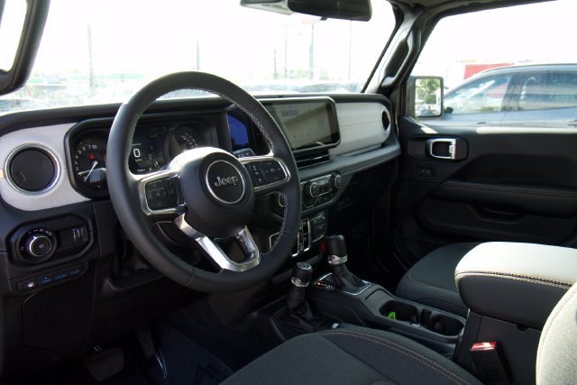 Used 2025 Jeep Wrangler Unlimited Sahara w/ Safety Group AWD/4WD image 12