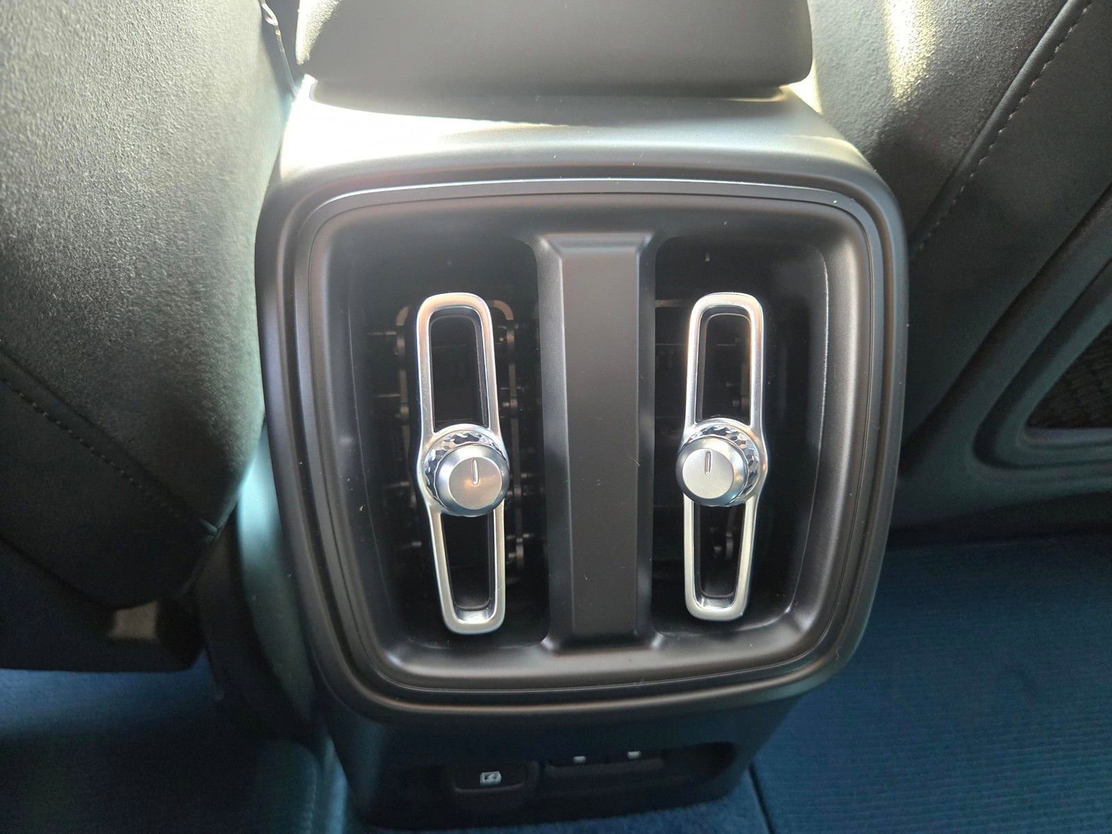 Certified 2023 Volvo C40 P8 Recharge Ultimate w/ Protection Package Premier image 12