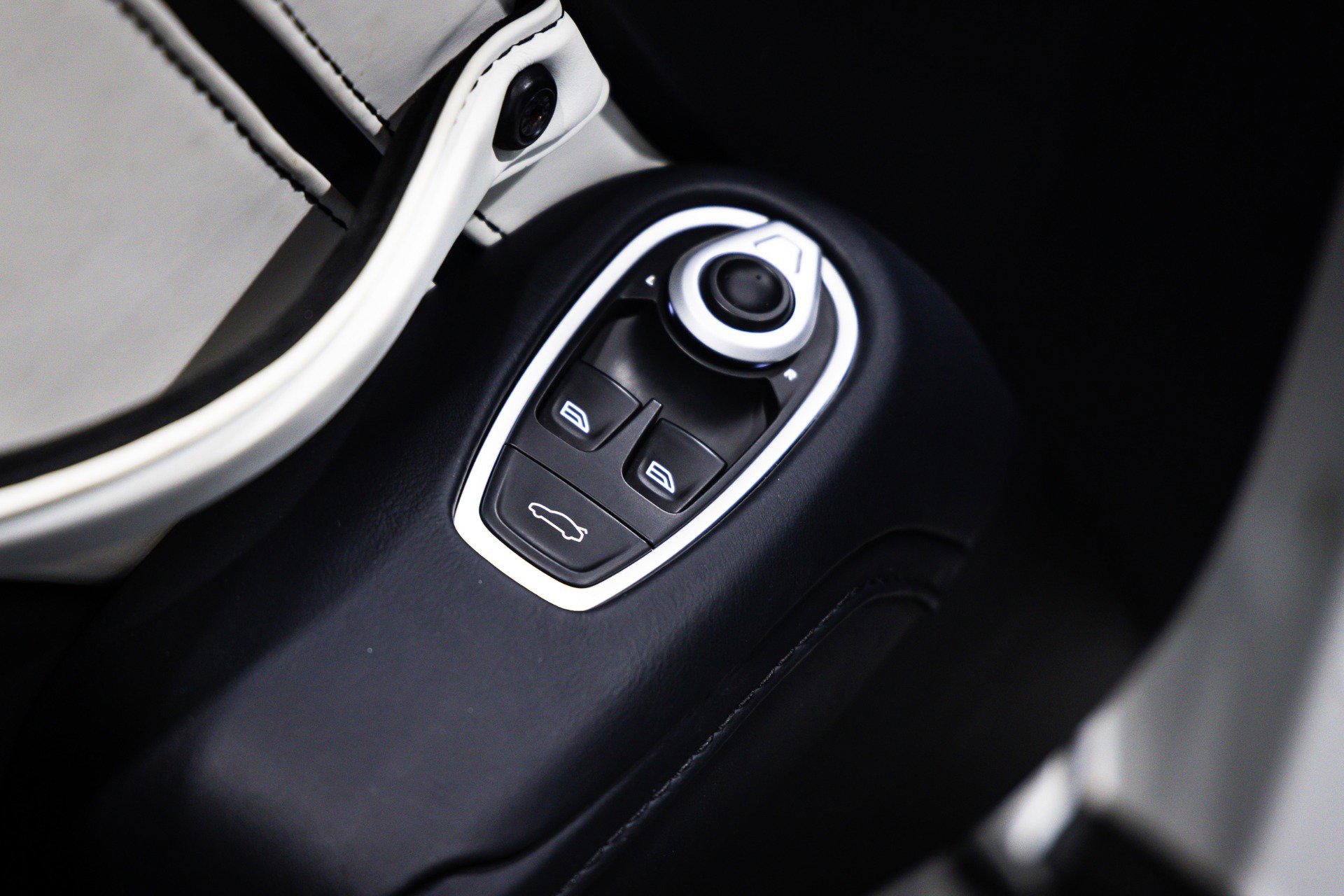 Used 2023 Aston Martin V12 Vantage image 18