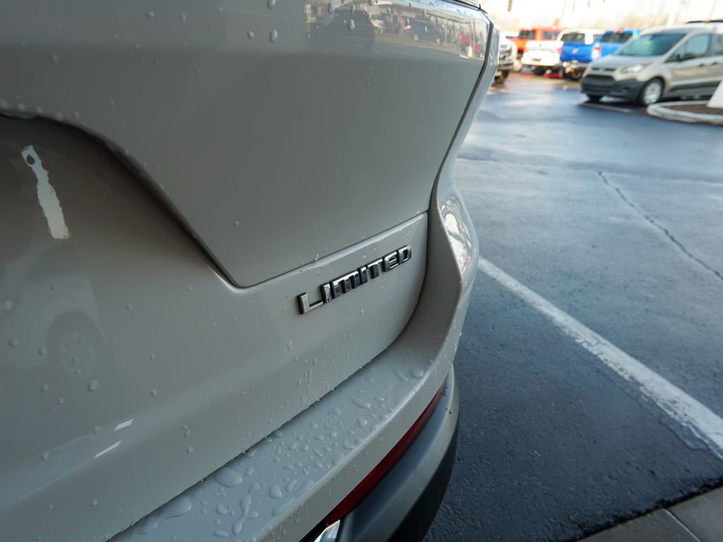 Used 2023 Jeep Grand Cherokee L Limited w/ Luxury Tech Group II image 10