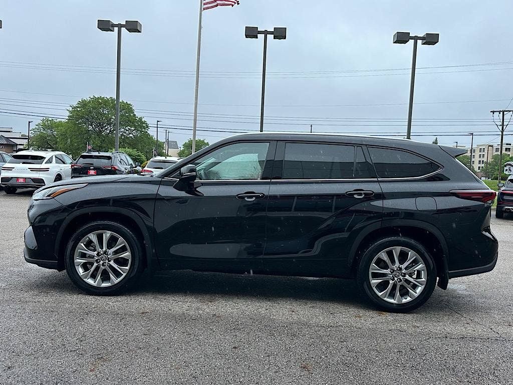 Certified 2024 Toyota Highlander Limited AWD/4WD image 2