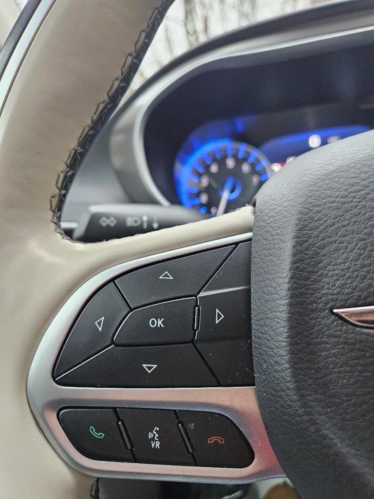 Used 2017 Chrysler Pacifica Limited FWD image 32