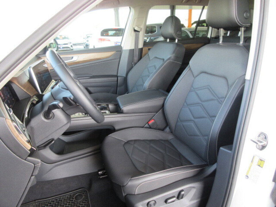 Used 2025 Volkswagen Atlas SE image 12