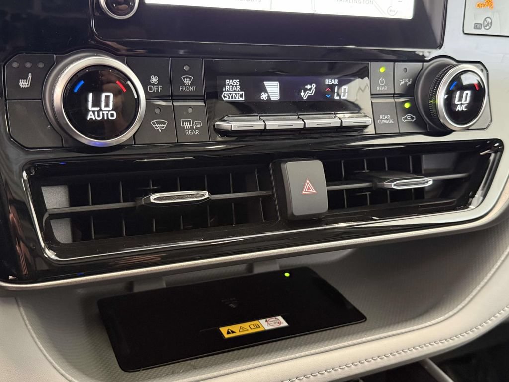 Used 2024 Toyota Highlander XLE AWD/4WD image 27