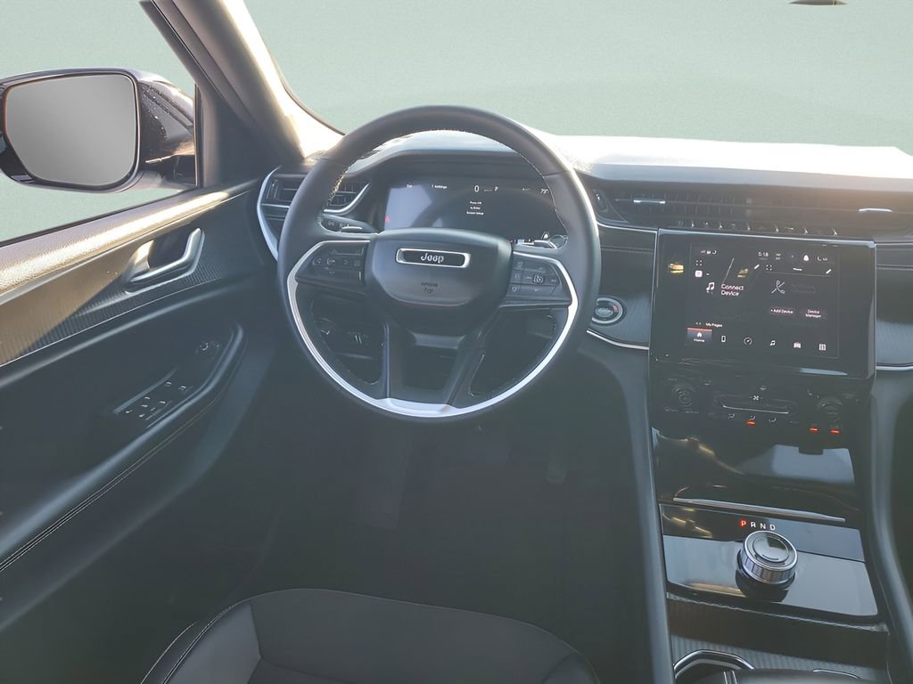 Used 2025 Jeep Grand Cherokee L Laredo image 15