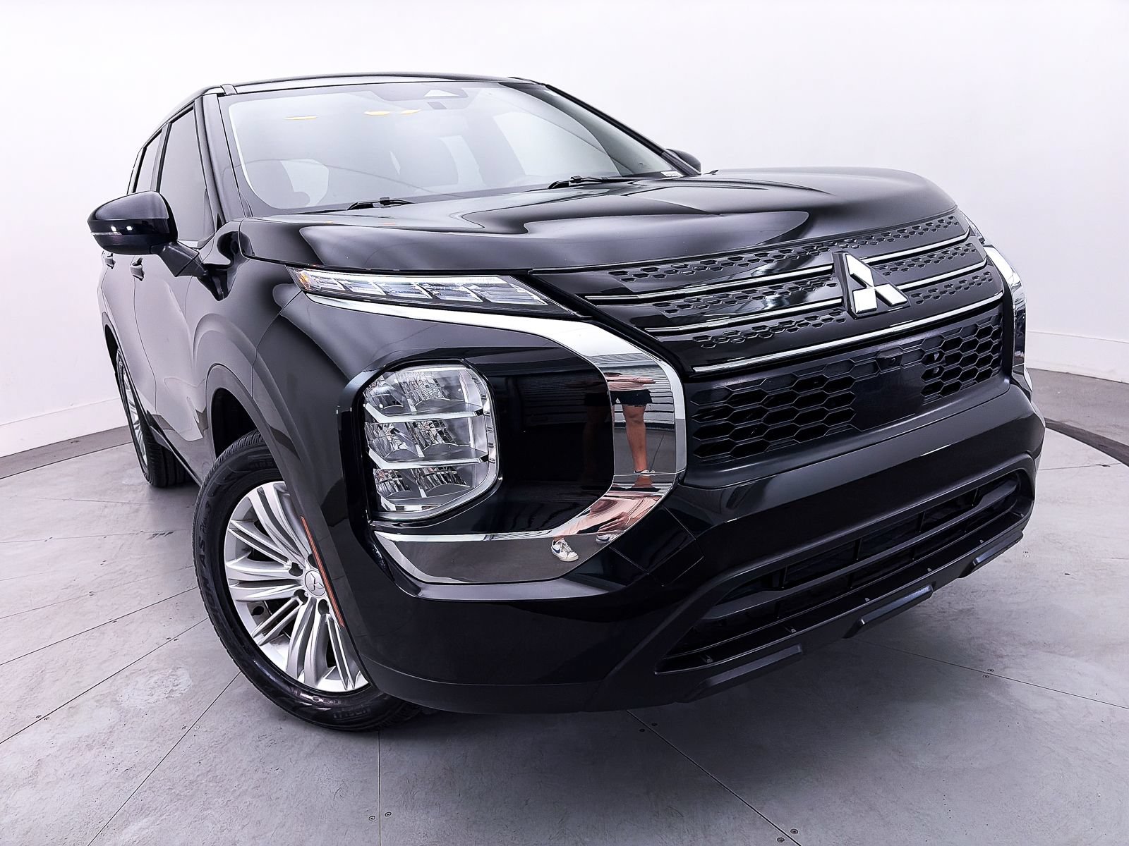 Used 2023 Mitsubishi Outlander ES FWD image 7