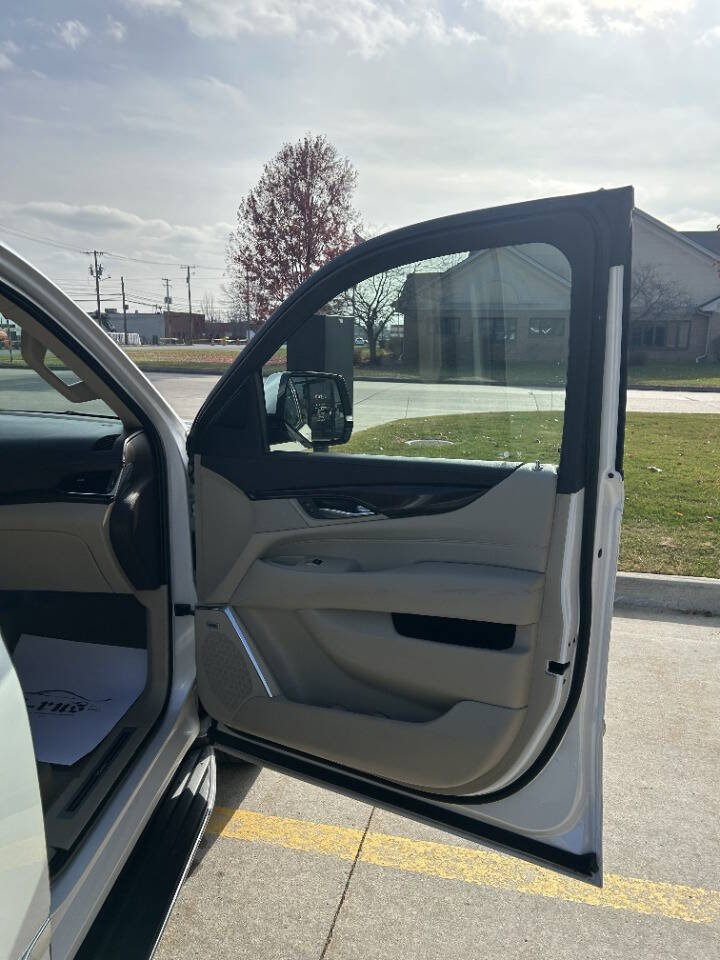 Used 2016 Cadillac Escalade ESV Luxury image 41