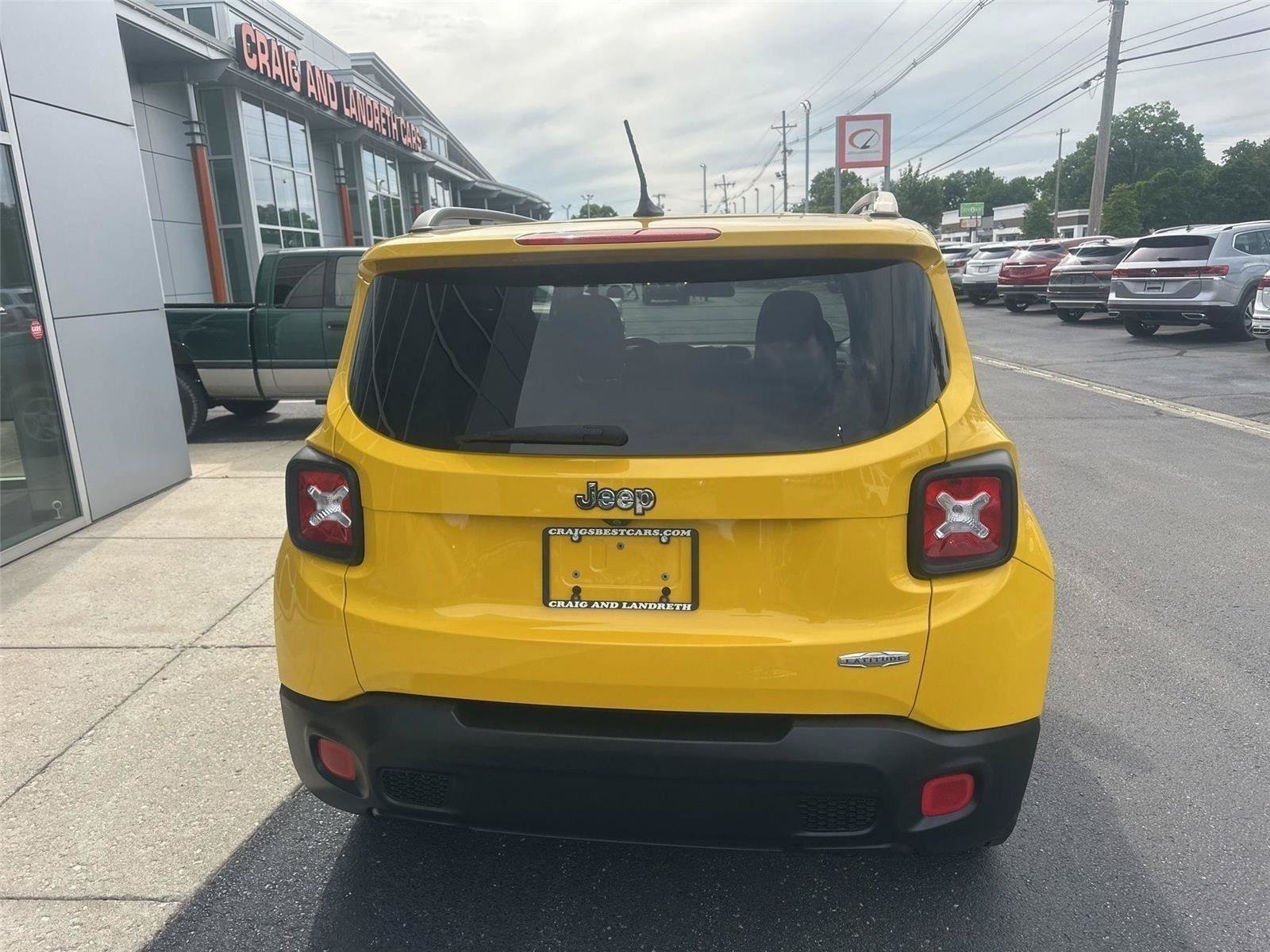Used 2017 Jeep Renegade Latitude w/ Cold Weather Group FWD image 4