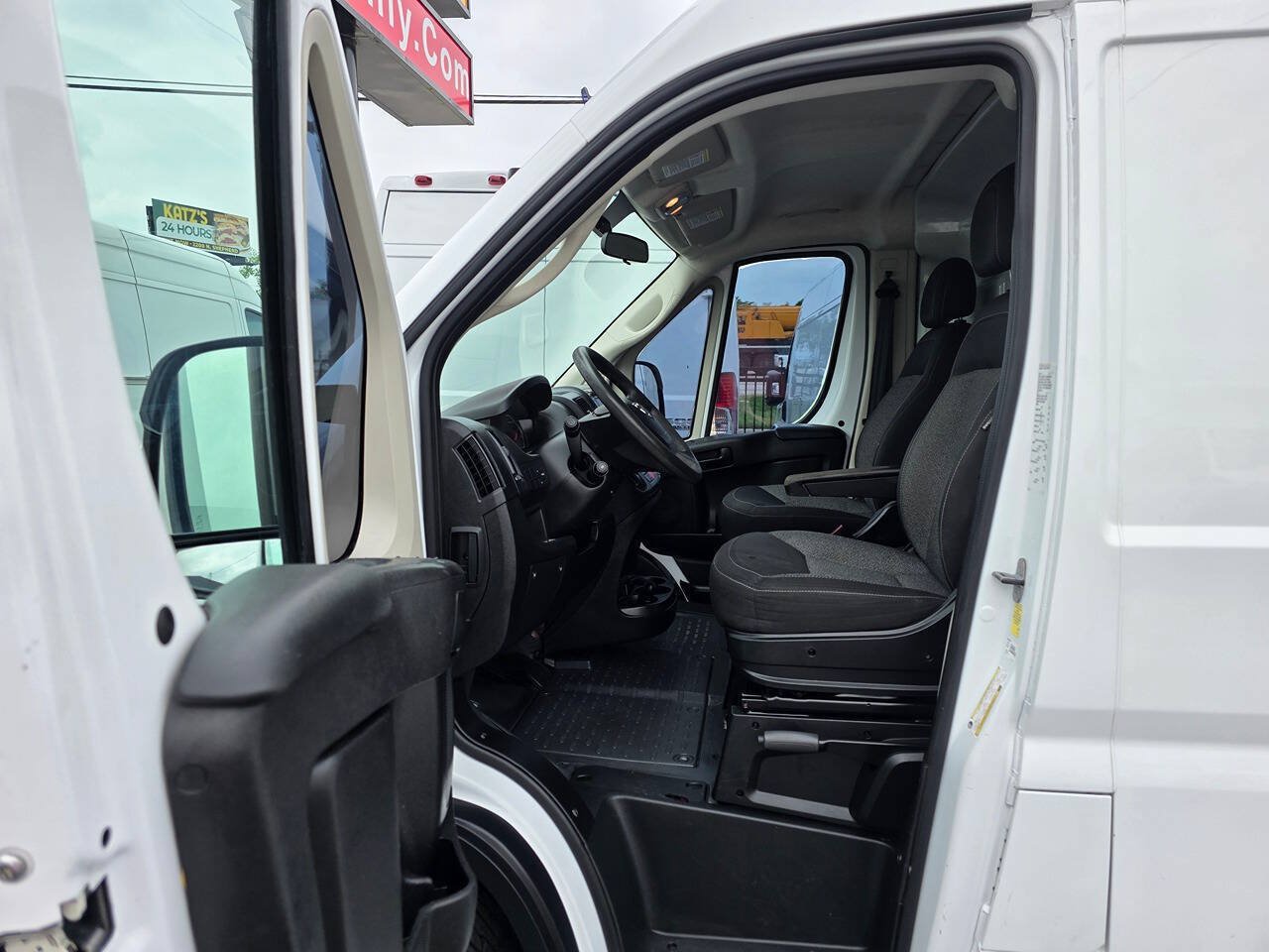 Used 2020 RAM ProMaster 2500 w/ Premium Appearance Group FWD image 14
