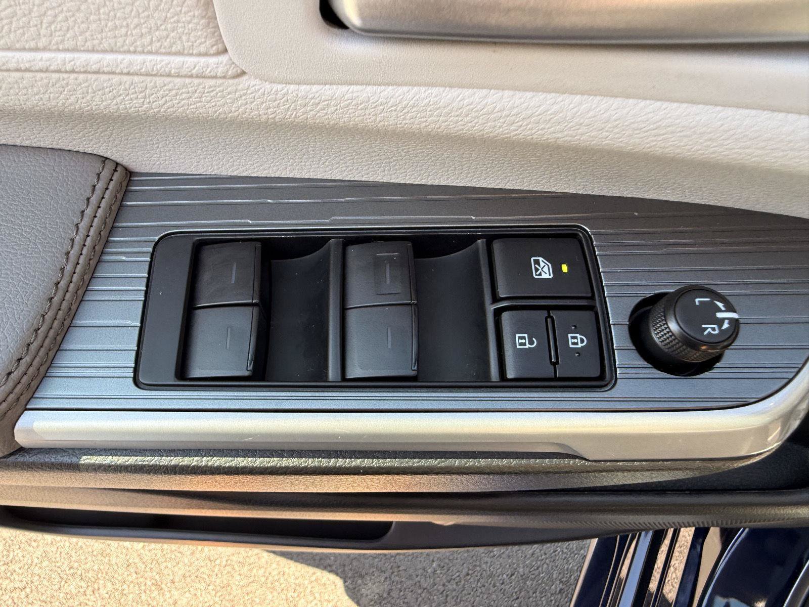 Used 2025 Toyota Sienna XLE w/ XLE Plus Package AWD/4WD image 13