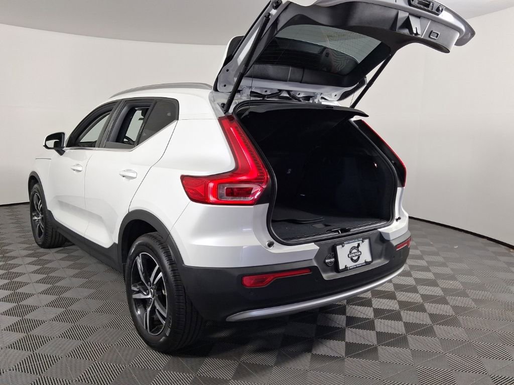 Certified 2025 Volvo XC40 B5 Core AWD/4WD image 12