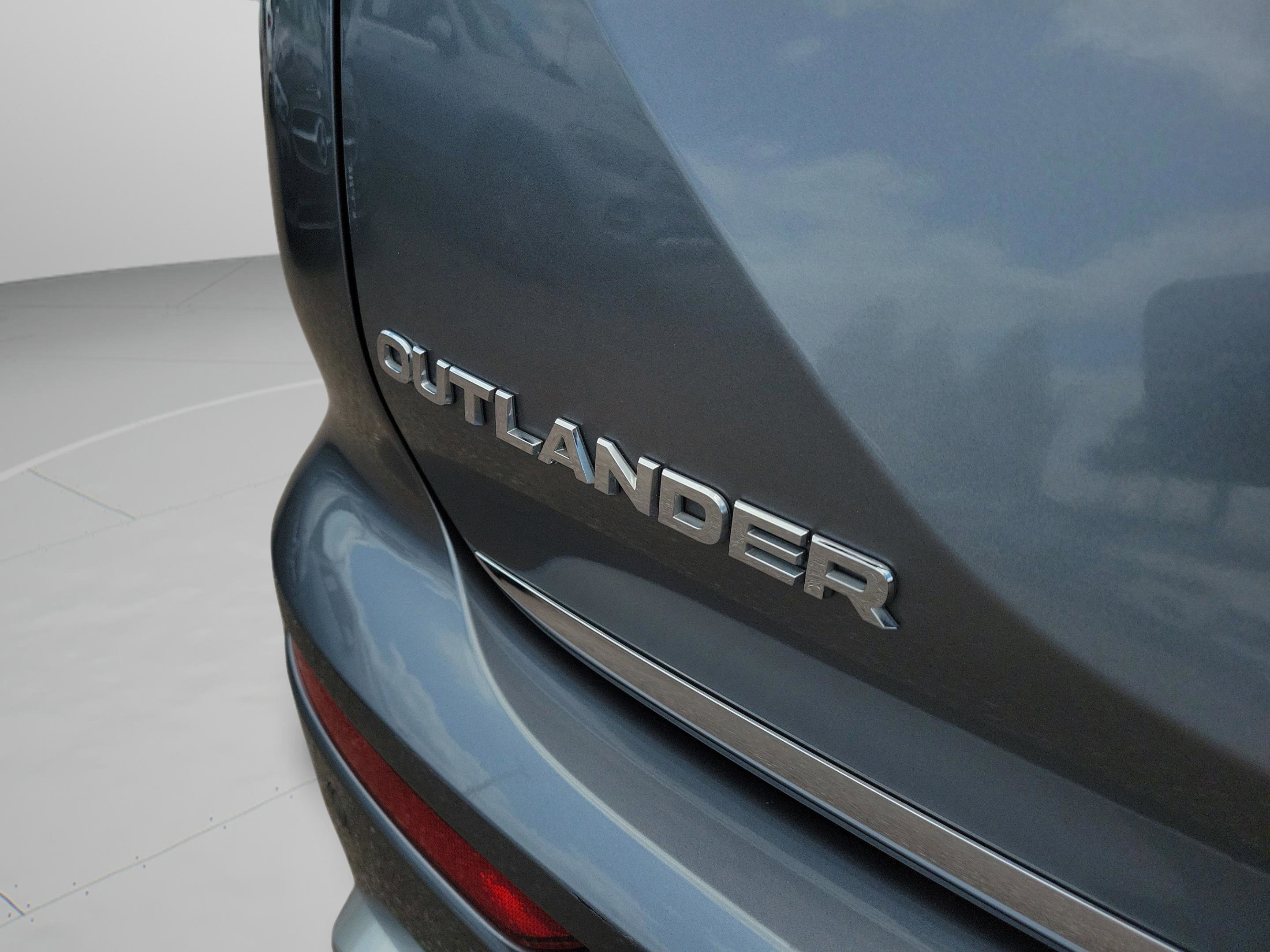 Used 2022 Mitsubishi Outlander SE image 6