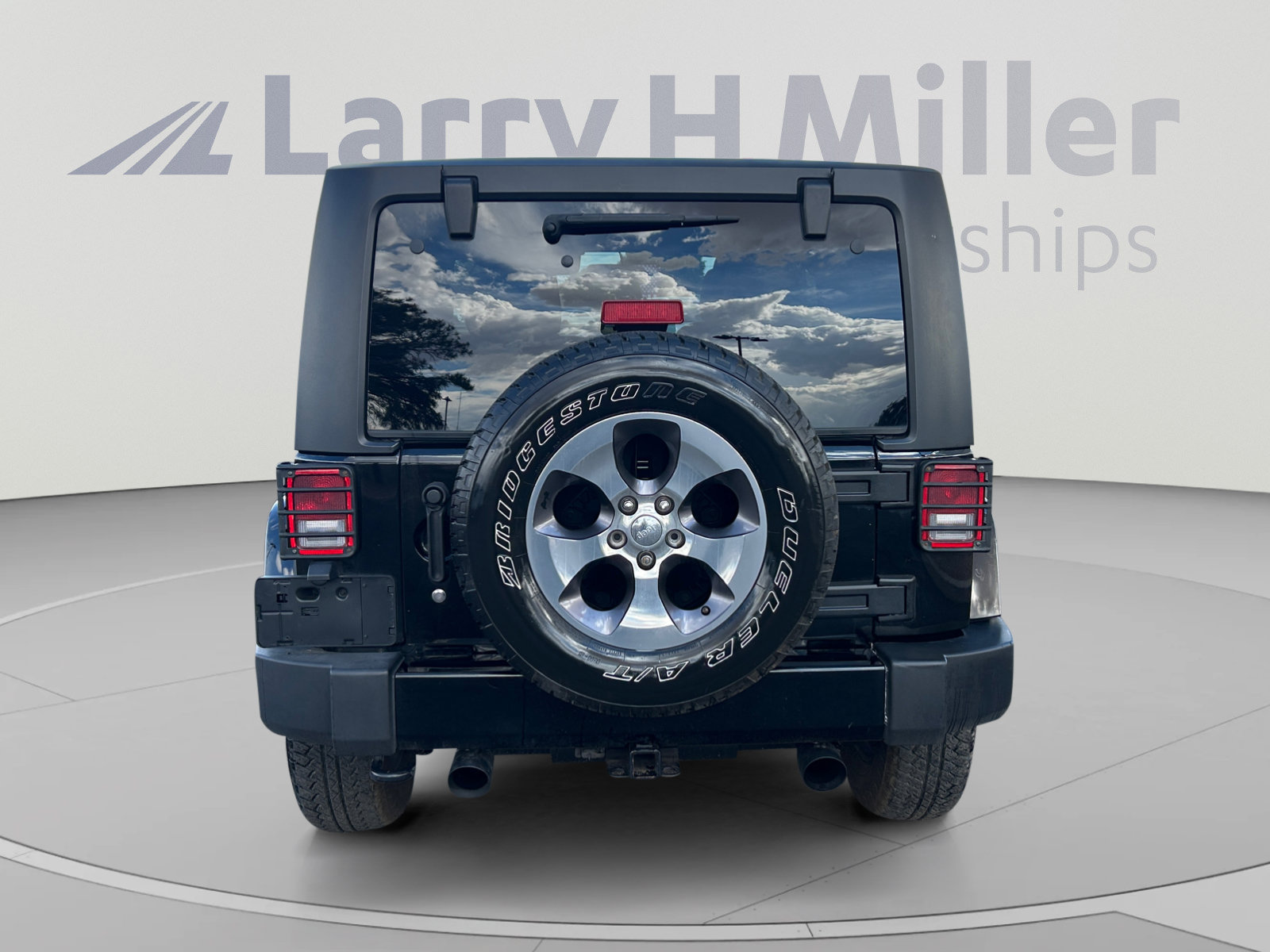 Used 2016 Jeep Wrangler Sahara w/ Connectivity Group AWD/4WD image 4