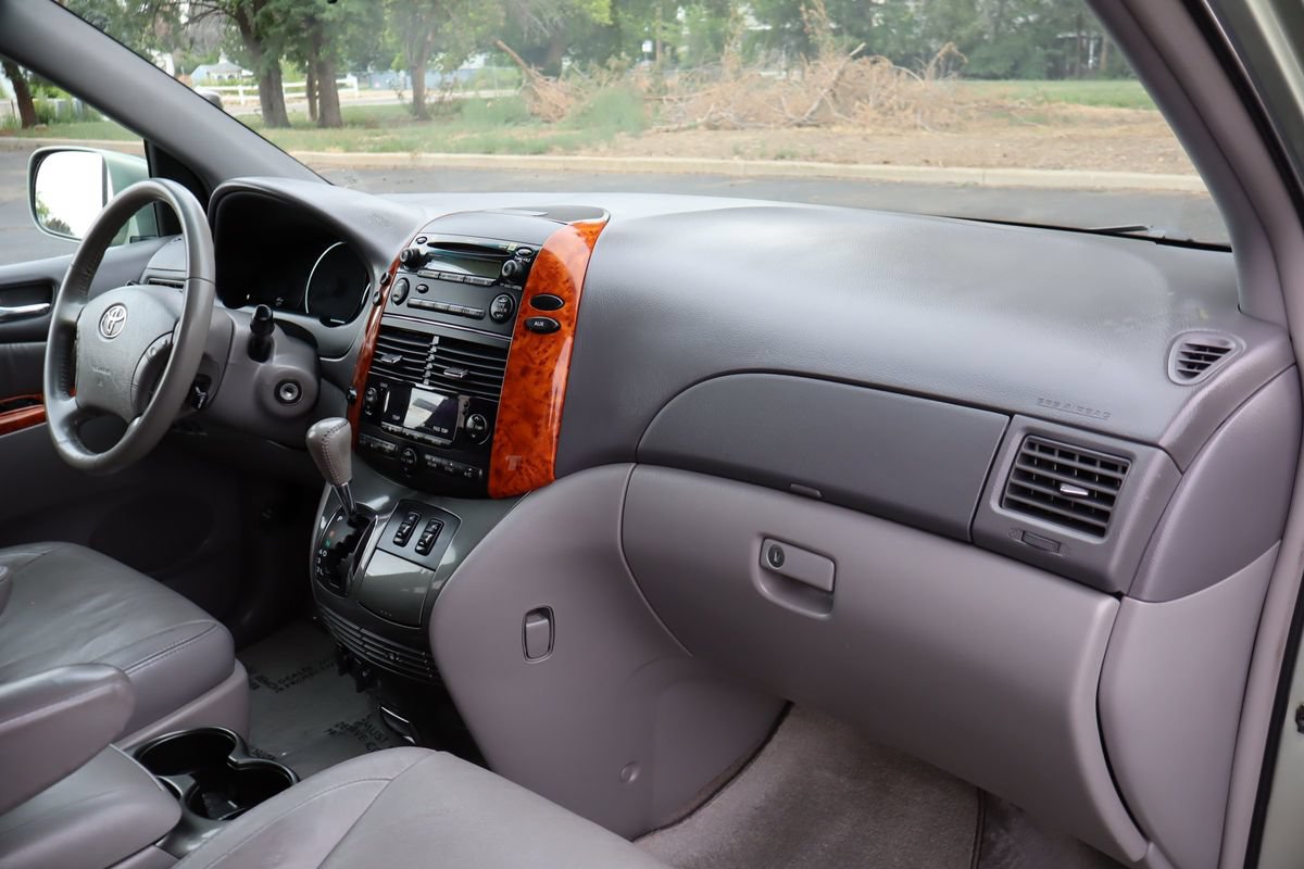 Used 2009 Toyota Sienna XLE FWD image 17