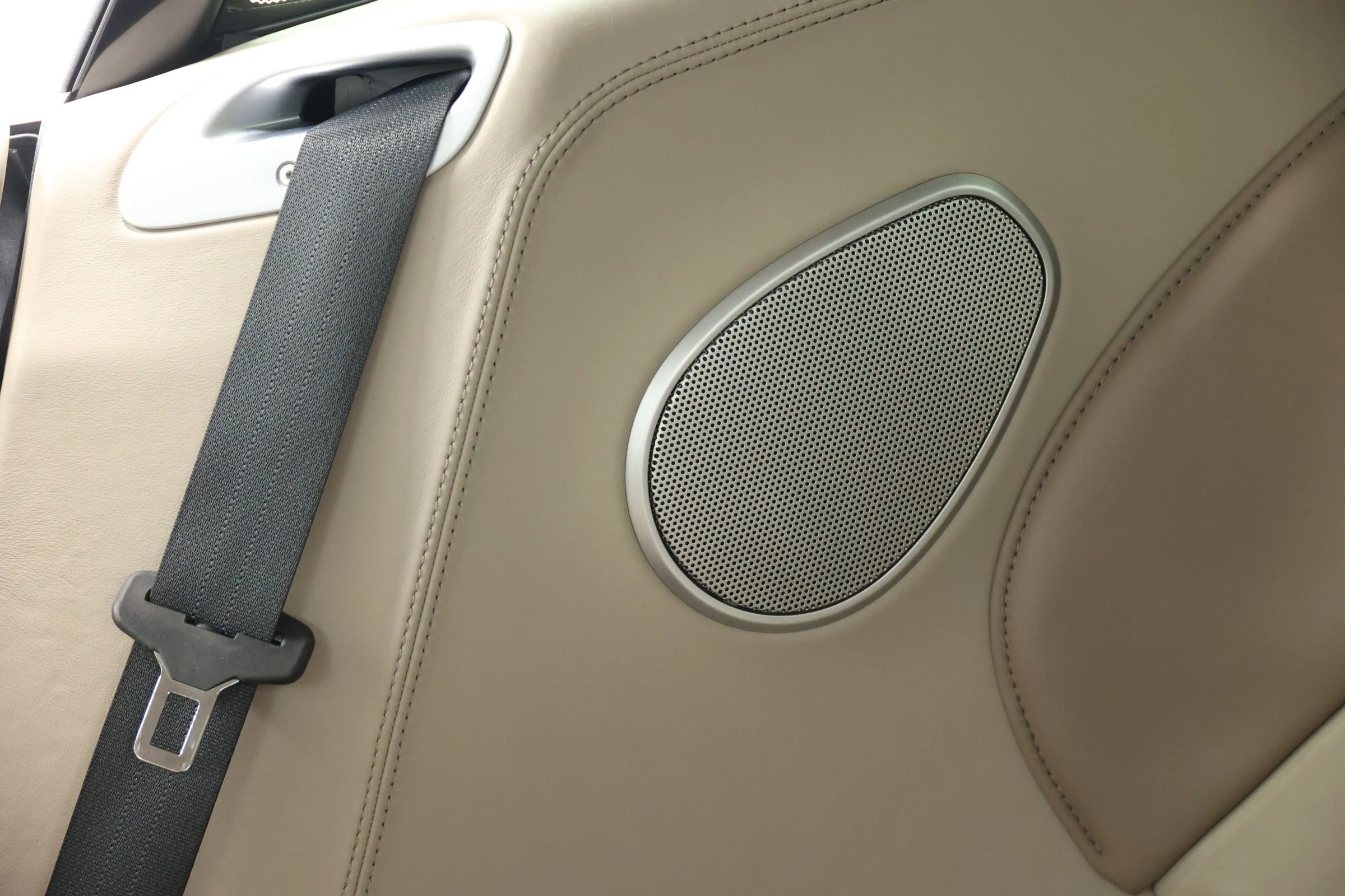 Used 2018 Aston Martin DB11 Coupe image 40