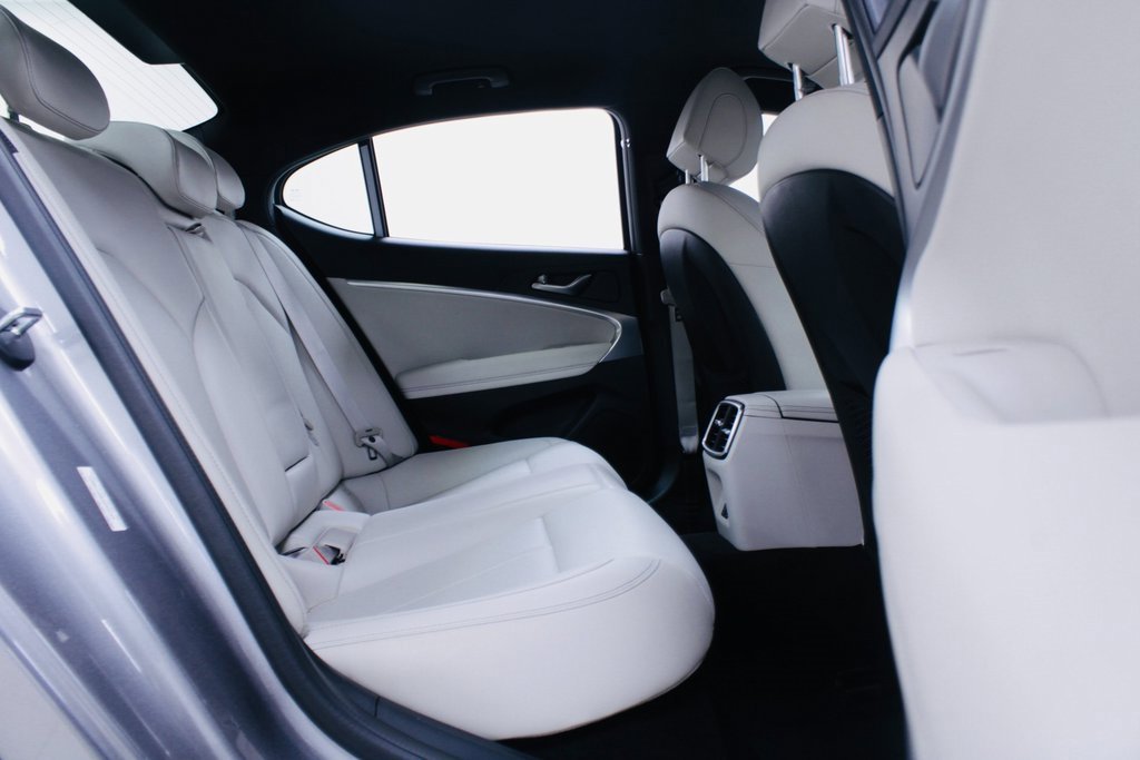 Used 2025 Genesis G70 2.5T image 24