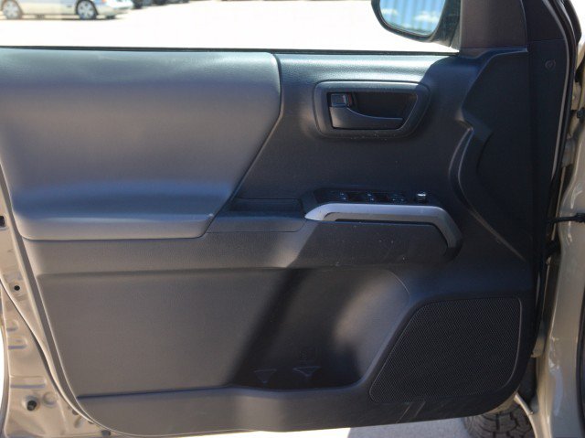 Used 2018 Toyota Tacoma SR5 AWD/4WD image 13