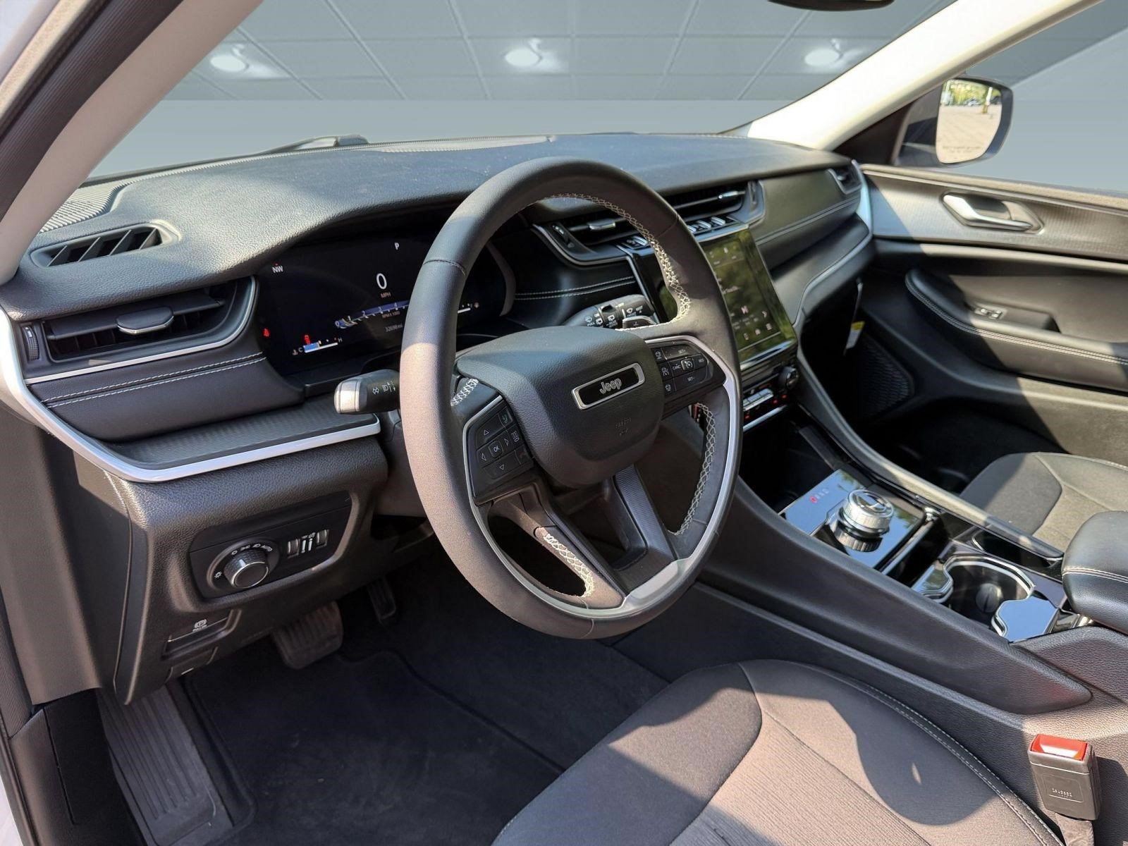 Used 2023 Jeep Grand Cherokee Laredo AWD/4WD image 4