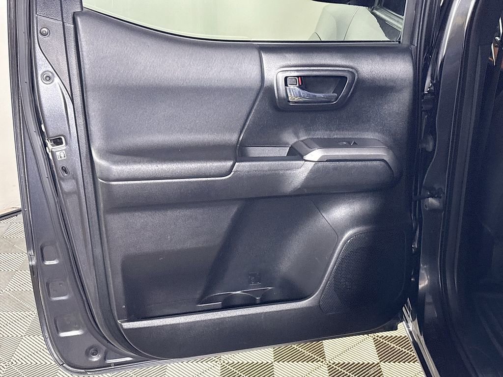 Used 2017 Toyota Tacoma TRD Off-Road w/ Tow Package (A/T) AWD/4WD image 18