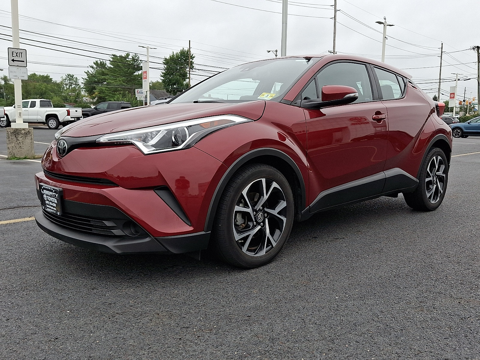 Used 2019 Toyota C-HR XLE FWD image 3
