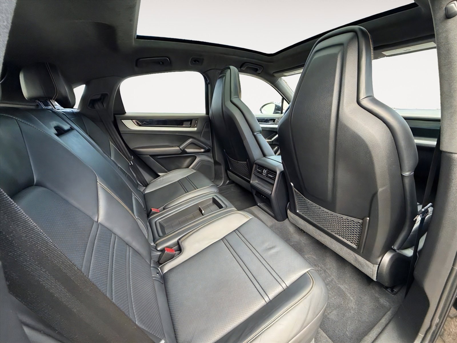 Used 2024 Porsche Cayenne Coupe image 20