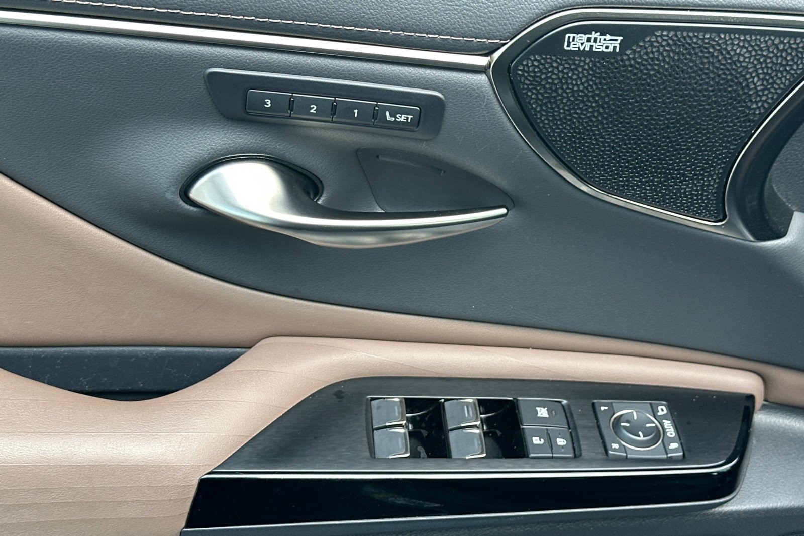 Used 2022 Lexus ES 300h w/ Accessory Package FWD image 13