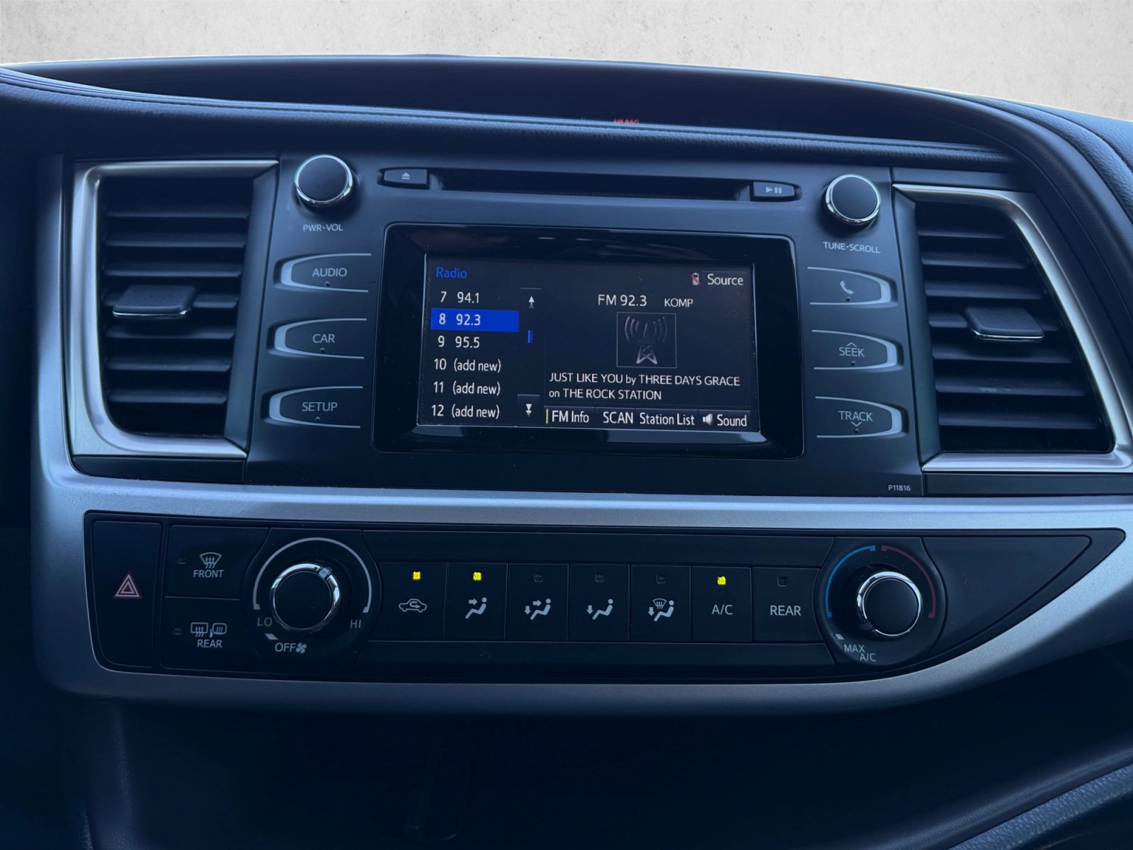 Used 2019 Toyota Highlander LE FWD image 15