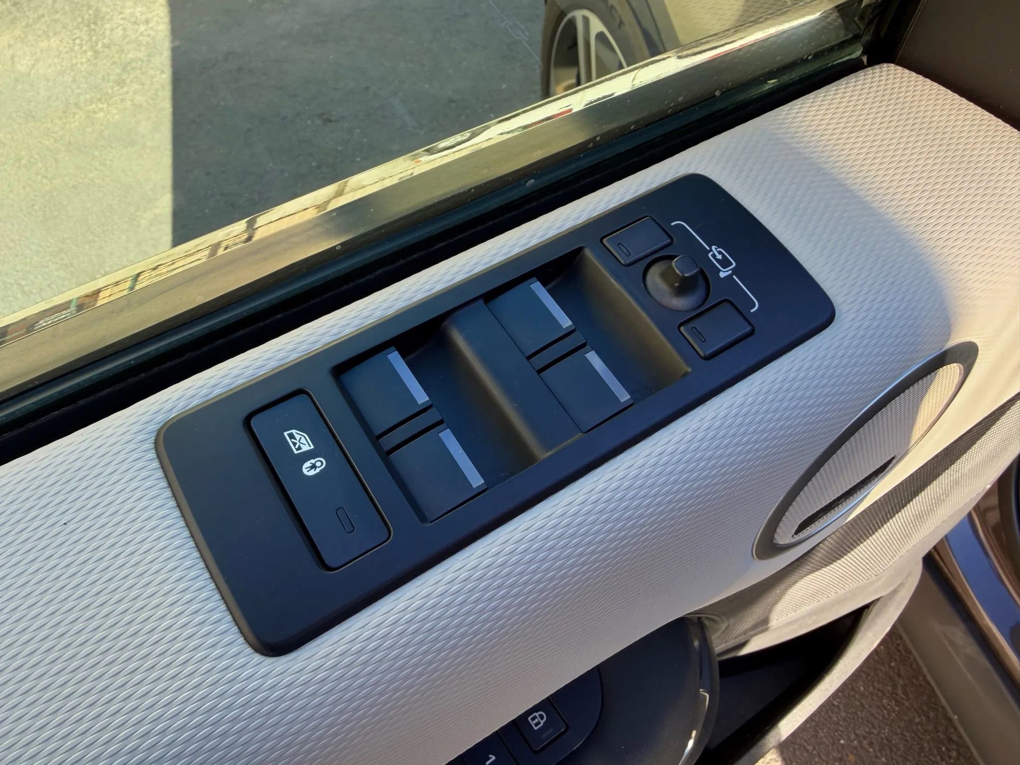 Used 2023 Land Rover Discovery Metropolitan Edition image 38