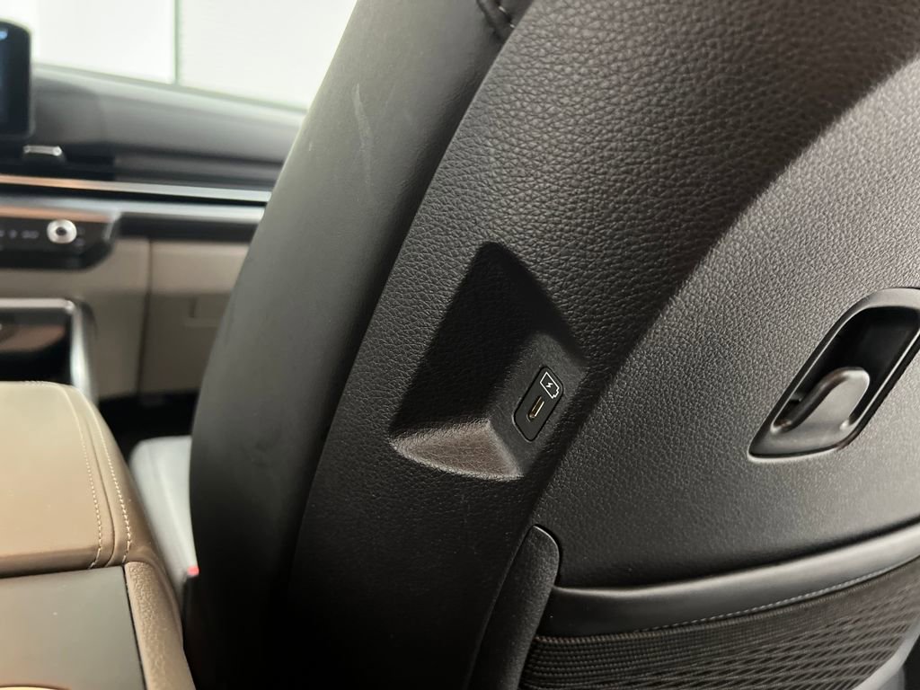 Used 2025 Kia Carnival image 24