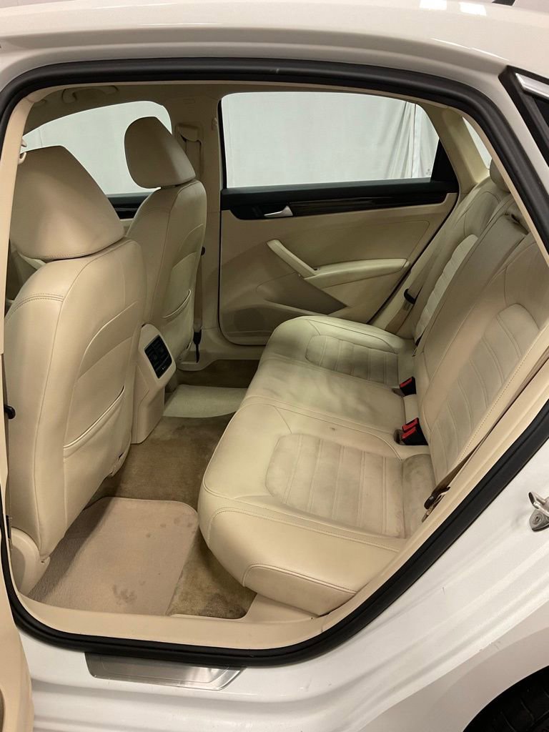 Used 2015 Volkswagen Passat TDI SEL Premium image 36