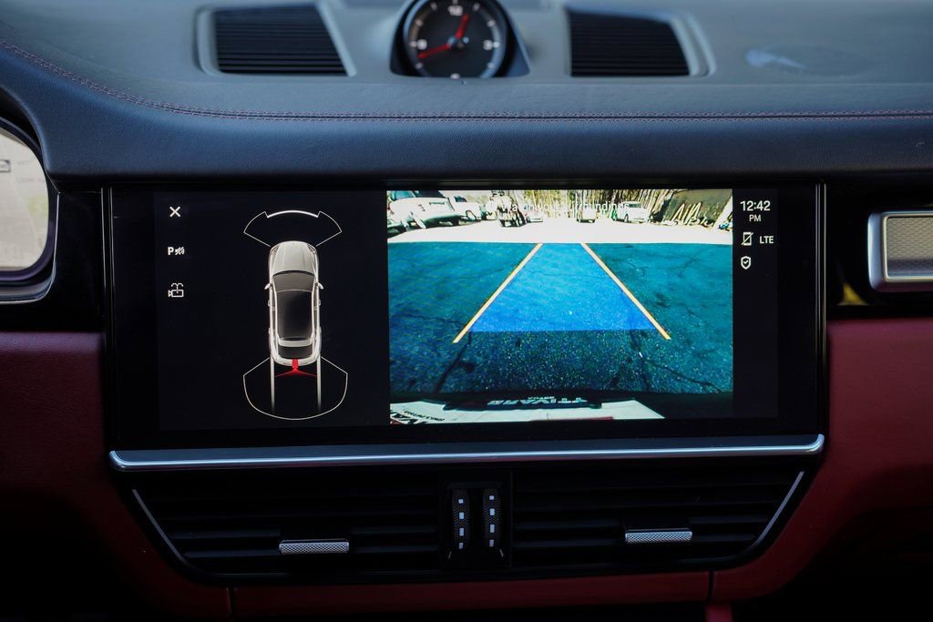 Used 2023 Porsche Cayenne Platinum Edition image 33
