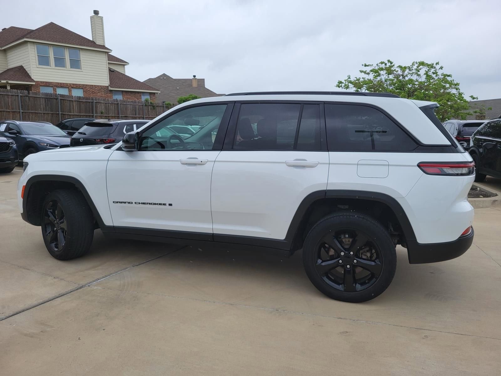 Used 2023 Jeep Grand Cherokee Limited w/ Black Appearance Package image 2