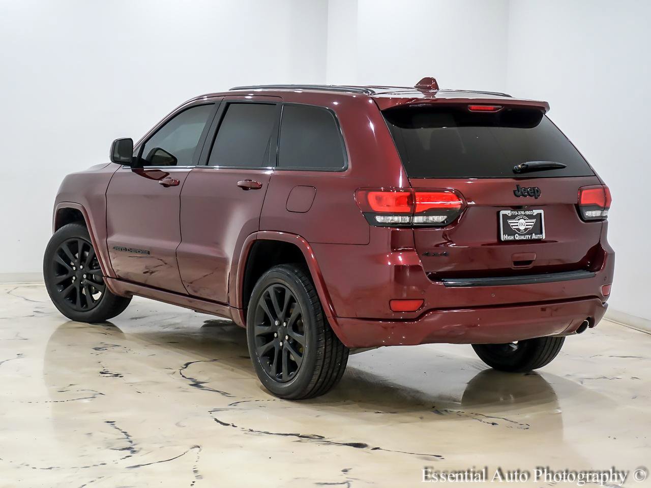 Used 2017 Jeep Grand Cherokee Altitude AWD/4WD image 10
