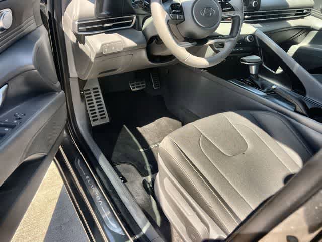 Used 2025 Hyundai Elantra Sport image 3