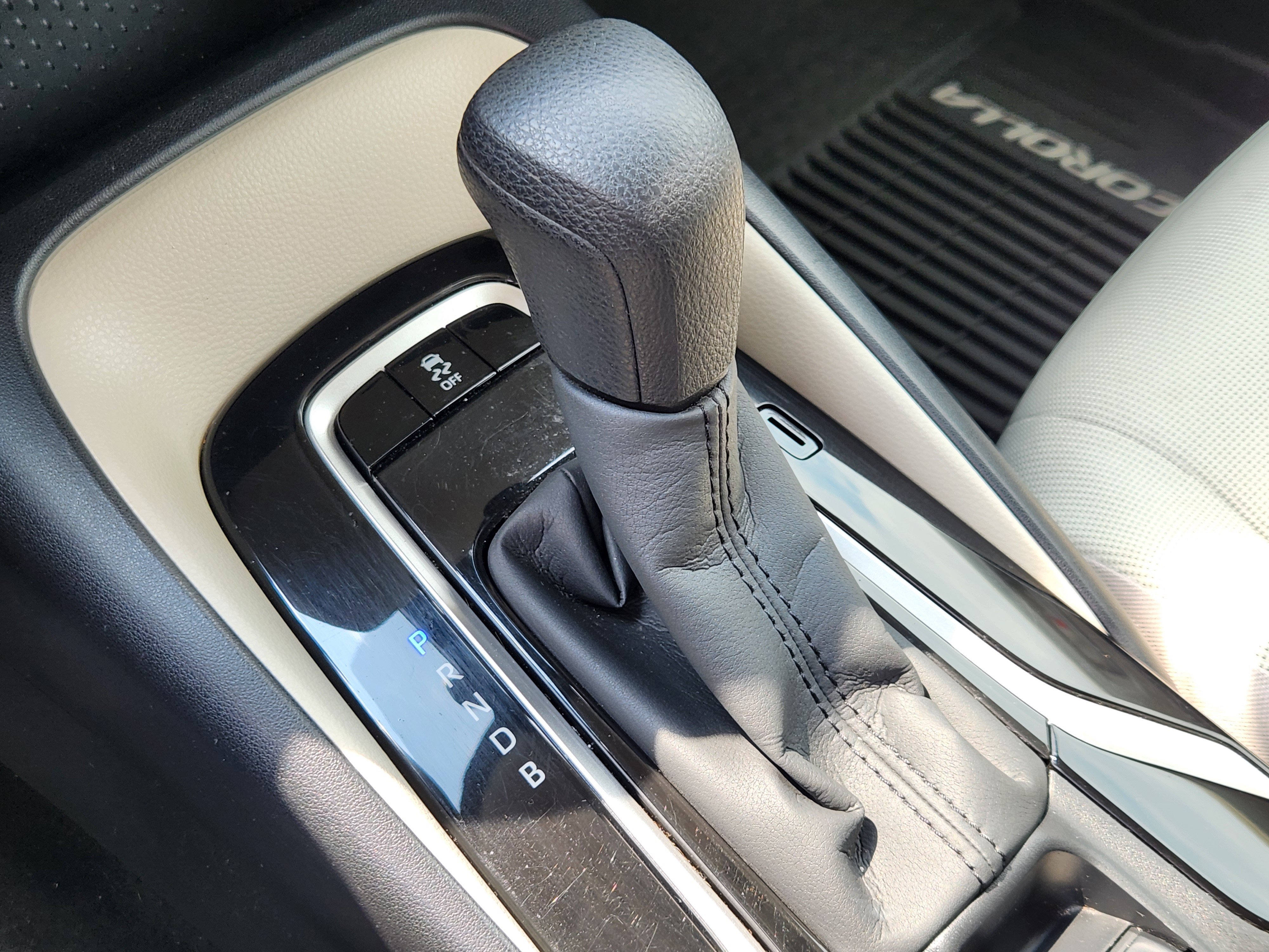 Used 2020 Toyota Corolla LE FWD image 12
