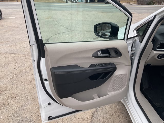 Used 2024 Chrysler Pacifica Touring-L image 11