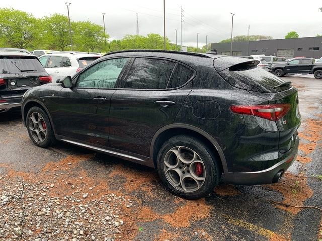 Used 2023 Alfa Romeo Stelvio Ti AWD/4WD image 3