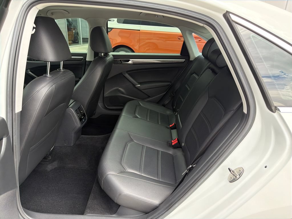 Used 2017 Volkswagen Passat 1.8T SE FWD image 12