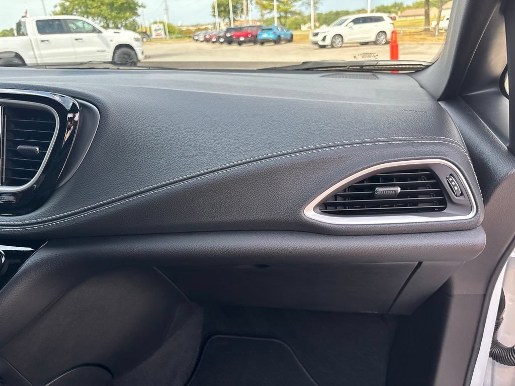 New 2027 Chrysler Pacifica Select FWD image 30