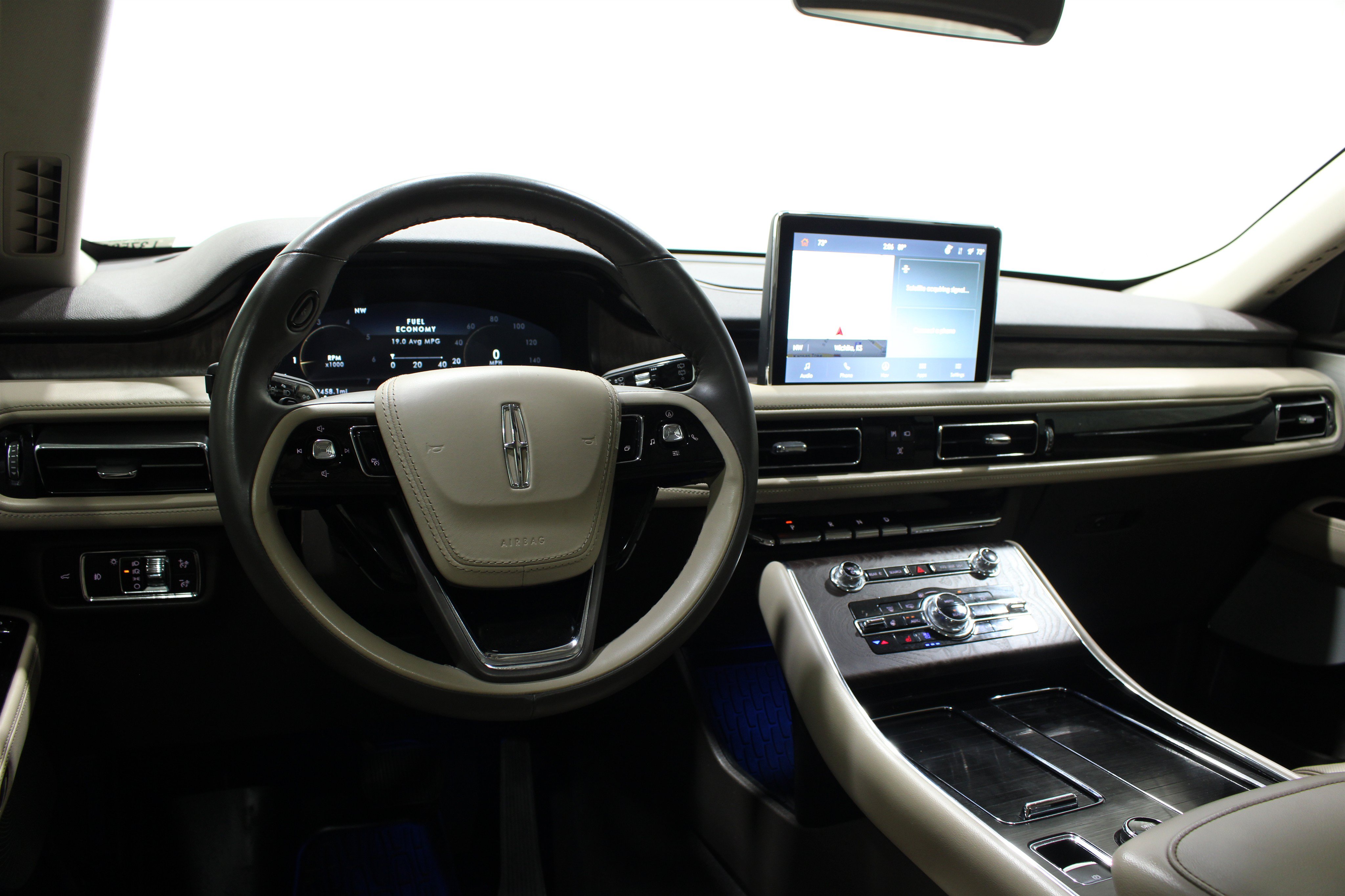 Used 2023 Lincoln Aviator Reserve w/ Equipment Group 201A AWD/4WD image 2