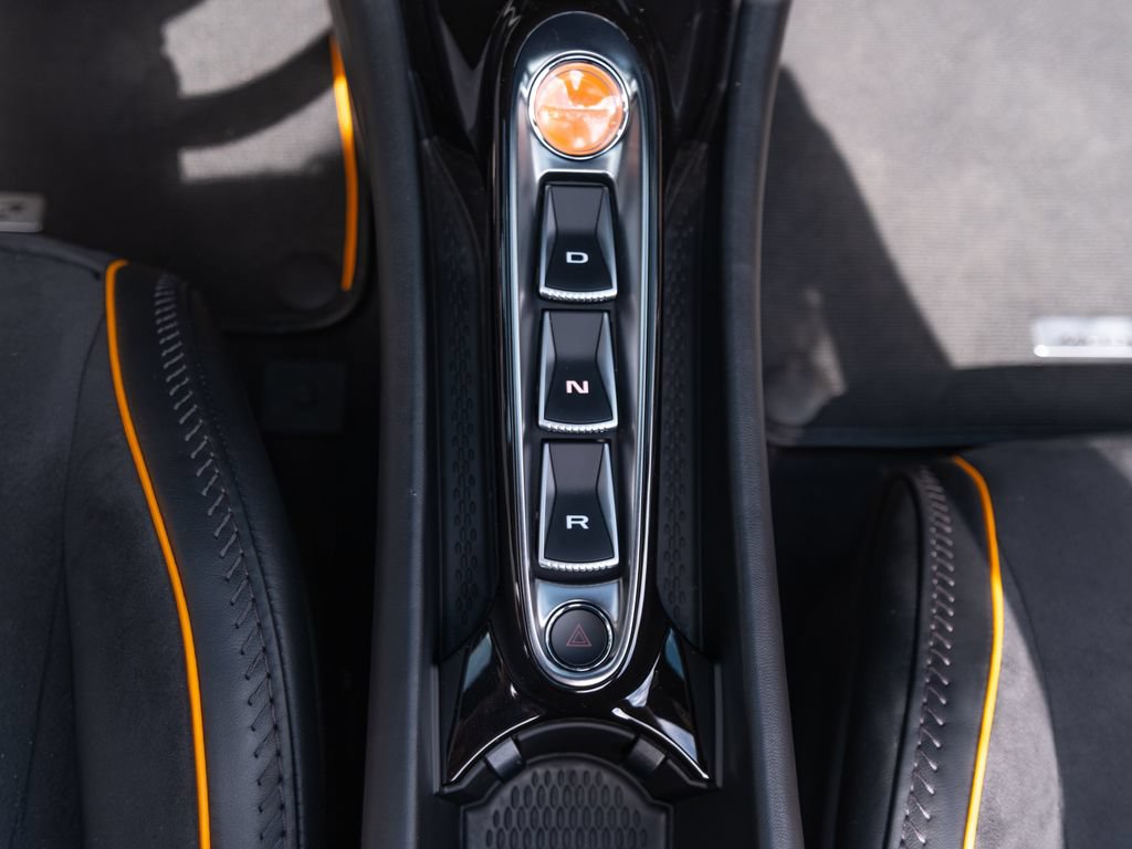 Used 2025 McLaren Artura Spider RWD image 18