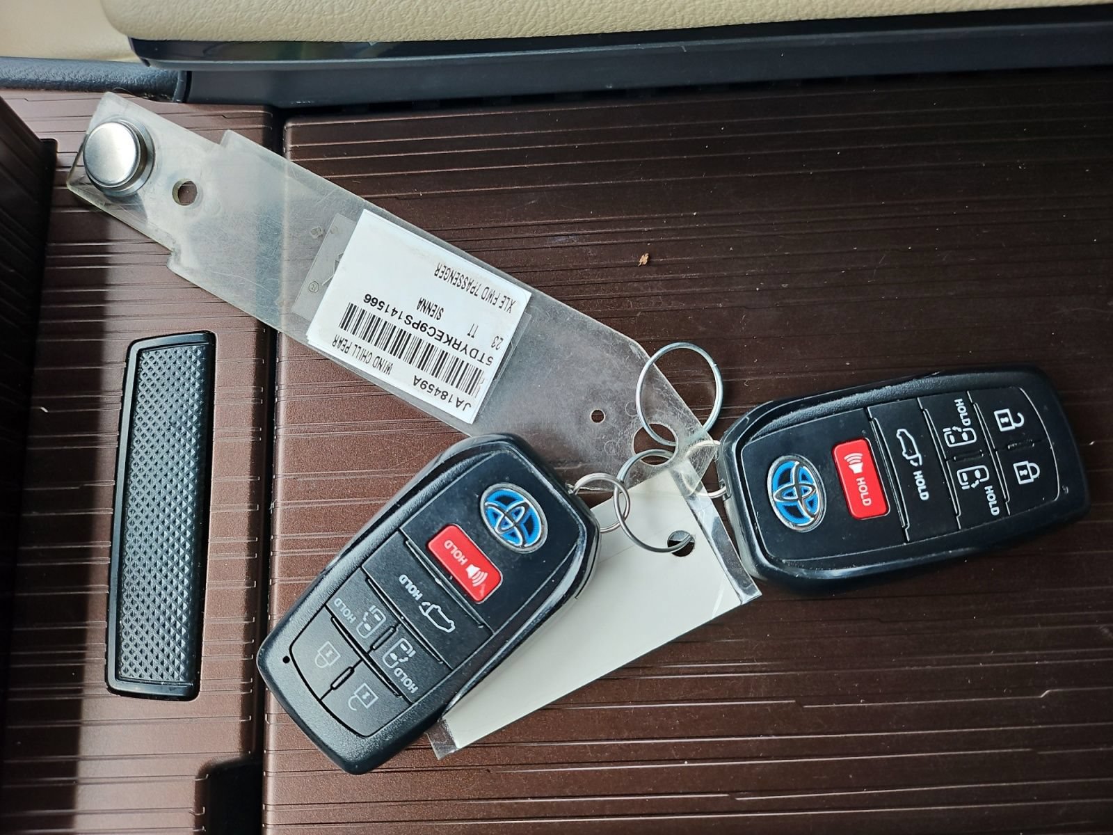Used 2023 Toyota Sienna XLE FWD image 21