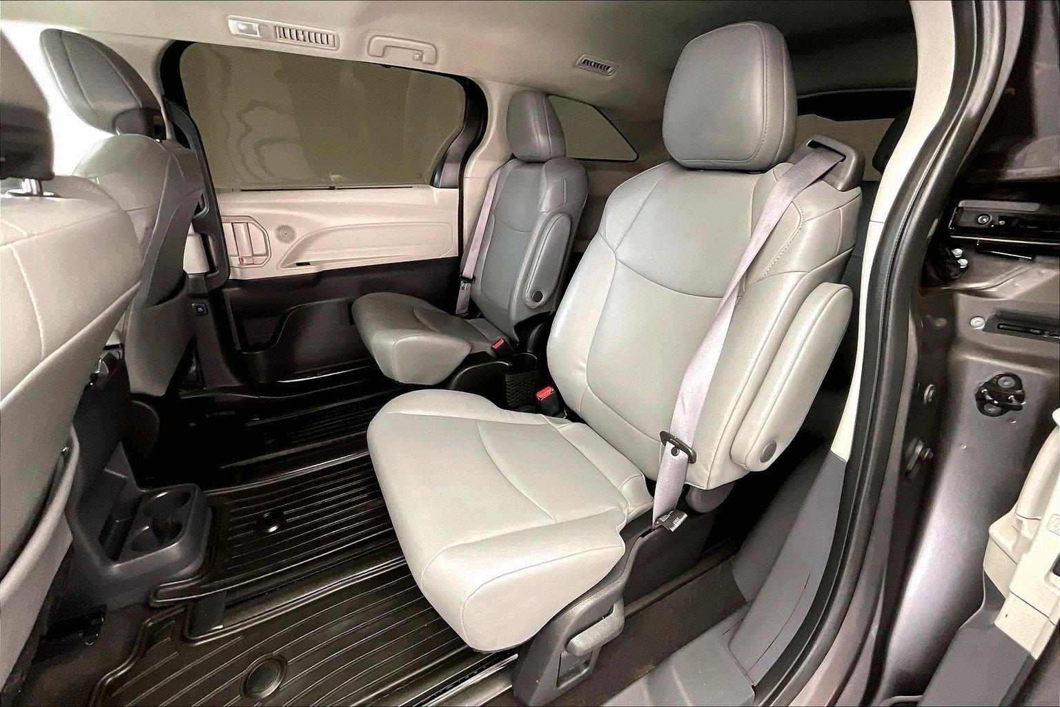 Used 2023 Toyota Sienna XLE FWD image 20