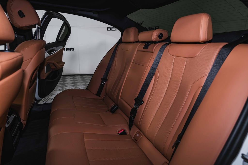 Used 2023 BMW 540i w/ Premium Package image 17