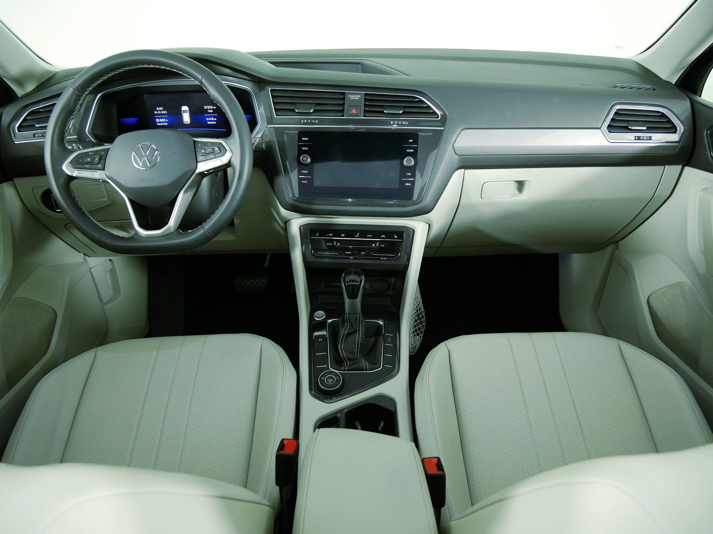 Certified 2022 Volkswagen Tiguan SE w/ Panoramic Sunroof Package image 10