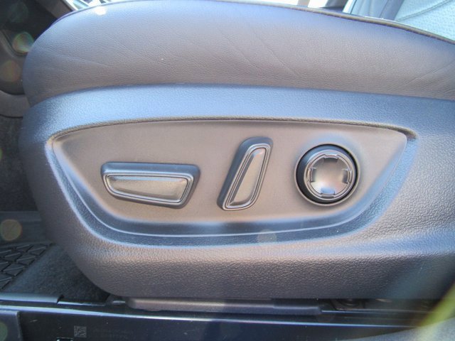 Used 2022 Toyota Avalon Limited image 11