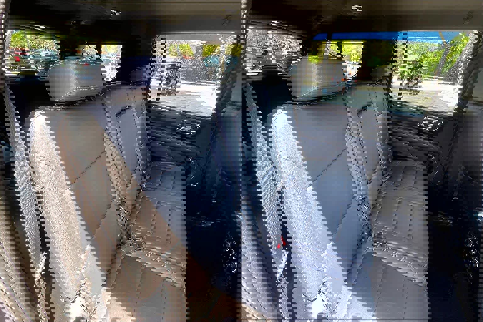 Used 2023 Chevrolet Suburban LT w/ Luxury Package image 19