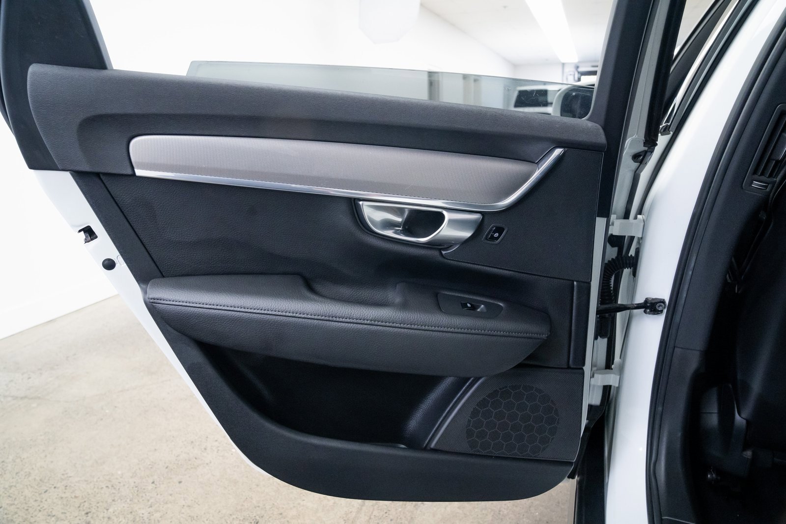 Used 2017 Volvo V90 T6 Cross Country image 19