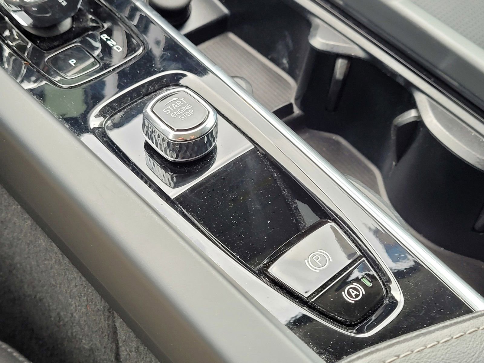 Certified 2023 Volvo XC60 B6 Ultimate w/ Protection Package Premier image 25